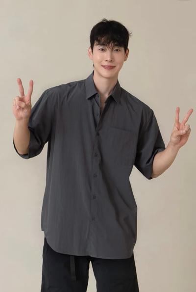 灰色衬衫